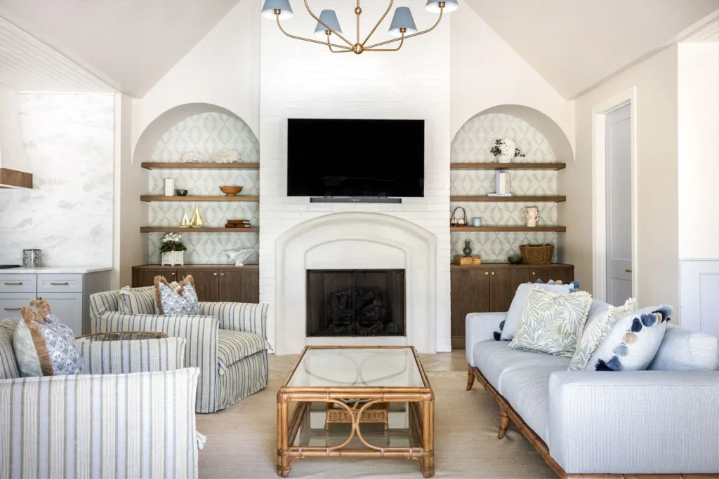 Pool house sitting room with built-ins - Ozark, MO